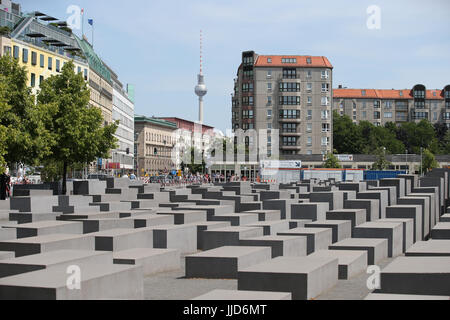 Le Mémorial aux Juifs assassinés d'Europe, également connu comme le mémorial de l'Holocauste, à Berlin, Allemagne, conçu par l'architecte Peter Eisenman et ingénieur Buro Happold. Banque D'Images