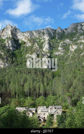 France, Lozere 48, Gorges du Tarn, Riverside village, en dessous des falaises. Banque D'Images