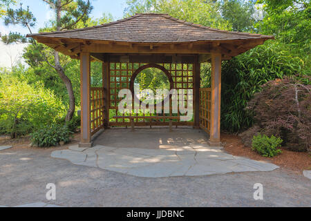 Gazebo de Tsuru Island Jardin Japonais dans la rue principale de l'Oregon Gresham City Park Banque D'Images