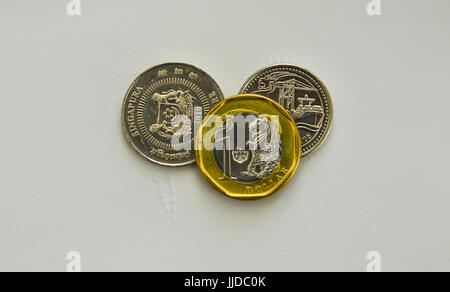 Singapore Dollar coins sur blanc isolé. Close up. Concept de l'argent. Banque D'Images