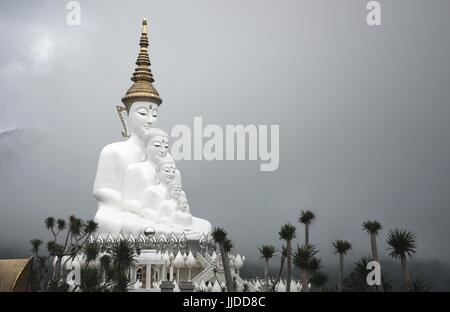 Cinq grandes statue du Bouddha blanc sur fond de ciel nuageux au temple Wat Phasornkaew Phetchabun, Thaïlande, Banque D'Images