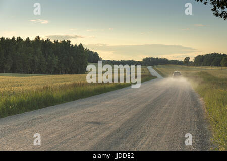 Route sinueuse à travers le champ pré vert Banque D'Images