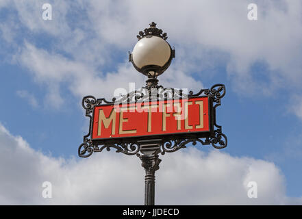 Signe de métro à Paris contre le ciel bleu avec des nuages Banque D'Images