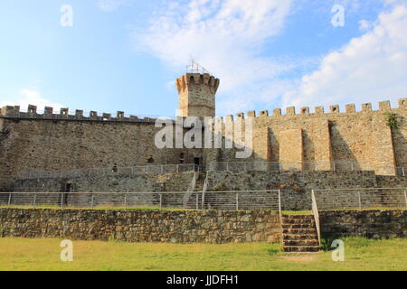 Château médiéval dans l'Île Polvese. Le lac de Trasimeno, Italie Banque D'Images