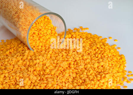 Perles en plastique polypropylène, orange sur fond de couleur blanche de granulés. Banque D'Images