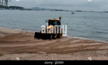 Gizmo Bulldozer de terrassement lourd au travail sur Pattaya Beach Thaïlande catastrophe écologique Terre Déménagement de l'équipement de construction Banque D'Images