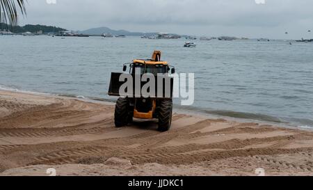 Gizmo Bulldozer de terrassement lourd au travail sur Pattaya Beach Thaïlande catastrophe écologique Terre Déménagement de l'équipement de construction Banque D'Images