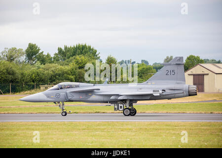 Le Saab Gripen suédois j39 terres après sa démonstration de vol à riat 2017 Banque D'Images