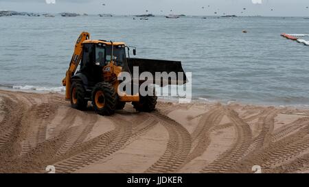 Gizmo Bulldozer de terrassement lourd au travail sur Pattaya Beach Thaïlande catastrophe écologique Terre Déménagement de l'équipement de construction Banque D'Images