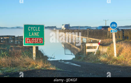 Whirokino voie cyclable obtenir fermé lorsque le canal de dérivation est en cours d'utilisation. Banque D'Images