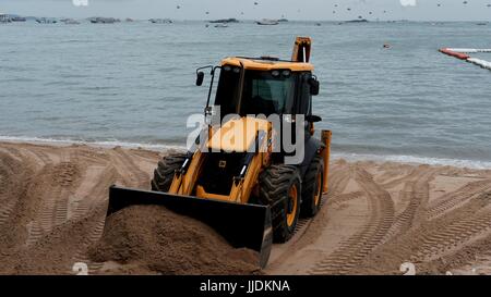 Gizmo Bulldozer de terrassement lourd au travail sur Pattaya Beach Thaïlande catastrophe écologique Terre Déménagement de l'équipement de construction Banque D'Images