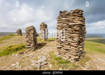 Construit en pierre moderne cairns ou pieux, Cuween Hill, Finstown, Orkney Ecosse Royaume-uni continentale Banque D'Images