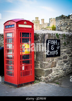 Défibrillateur dans une cabine téléphonique - une cabine téléphonique britannique traditionnel a changé de tenir un défibrillateur public à Conwy, Pays de Galles, Royaume-Uni Banque D'Images