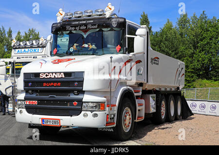 HAMEENLINNA, FINLANDE - le 15 juillet 2017 : Super blanc personnalisé Scania T580 camion benne basculante de MJL Kuljetus Oy sur l'affichage sur camion 2017 Tawastia de semaine. Banque D'Images