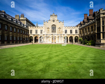 Cambridge - La Tour de l'horloge et pelouses de Peterhouse College, qui fait partie de l'Université de Cambridge. Le collège a été fondé en 1284. Banque D'Images