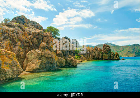 Rocky petite île Turque appelée Dislice qui est attraction touristique populaire dans la baie d''Hisaronu en mer Egée sur sunny day, Turquie Banque D'Images