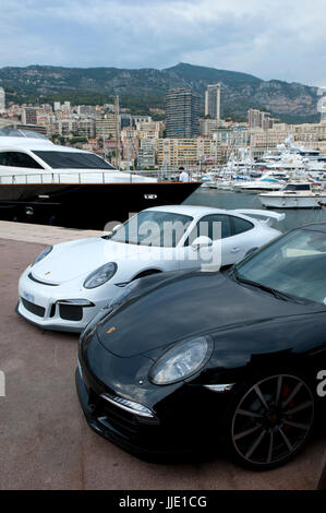 Les voitures de sport Porsche garées en Marina Port Hercule, Monaco Banque D'Images