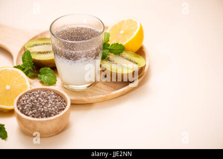 Petit-déjeuner sain avec chia pudding dans verre Banque D'Images