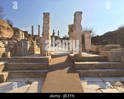 Piliers Romains Apollo à fallen Porte du Temple avec statue en pierre décorés à Ephèse en Turquie site archéologique Banque D'Images