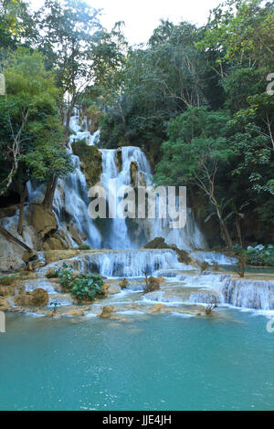 Cascades de Kuang Si dans la jungle du Laos. Banque D'Images