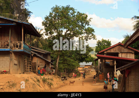 Les populations locales dans leur vie quotidienne dans le petit village du nord du Laos - Banque D'Images