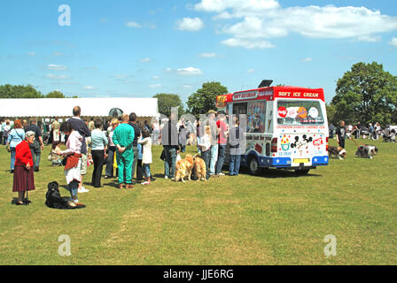 Dog Show un jour d'été personnes debout et faire la queue à la crème glacée van certains avec leurs chiens attendent tous d'acheter de la crème glacée ou des boissons Essex UK Banque D'Images