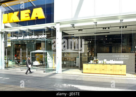 L'ordre et Ikea point de collecte dans la galerie marchande extérieure couverte dans le complexe commercial de Westfield Stratford City à l'Est de Londres Newham England UK Banque D'Images