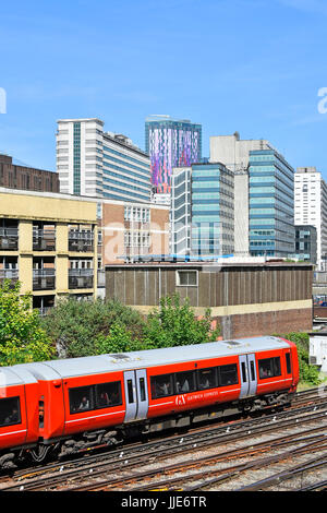 Gatwick Express train de passagers près de la gare d'East Croydon en route pour Londres Victoria exploités par Govia ferroviaire Thameslink Croydon UK skyline au-delà Banque D'Images