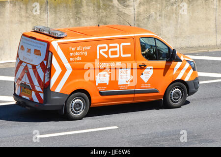 Ventilation RAC van en voiture sur l'autoroute britannique annonces sur le côté de la publicité d'autres services au-delà de van et de sauvetage ventilation Banque D'Images