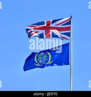 Cour suprême UK flag flying ci-dessous de l'Union, au-dessus de l'édifice de la Cour suprême au Parlement Square Londres Angleterre convertie de Middlesex Guildhall Banque D'Images