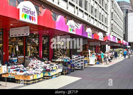 Le centre-ville de Chelmsford Essex marché couvert avec des marchandises sur l'affichage le long de la chaussée piétonne ci-dessous plusieurs étages England UK structure Banque D'Images