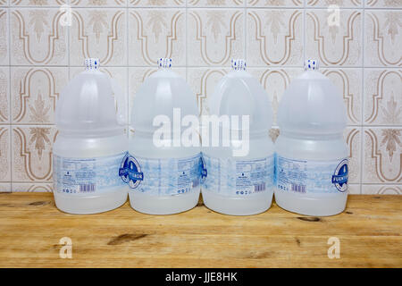 Bouteilles de cinq litres d'eau potable sur table en chambre sur Gran Canaria, Îles Canaries, Espagne Banque D'Images