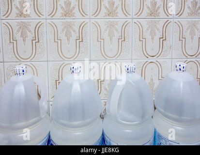 Bouteilles de cinq litres d'eau potable sur table en chambre sur Gran Canaria, Îles Canaries, Espagne Banque D'Images