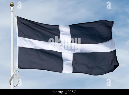 Cornish cross noir et blanc pavillon de St Piran unfurled Banque D'Images