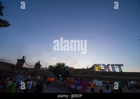 NOVI SAD, SERBIE - Juillet 6, 2017 : Les gens en passant en face de la sortie pendant le logo de l'édition 2017 du festival Exit de Novi Sad, Serbie. Quitter festi Banque D'Images