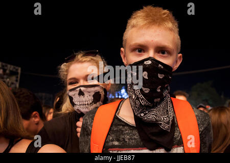 NOVI SAD, SERBIE - 6 juillet 2017 : Deux jeunes festivaliers portant un foulard sur le visage en attente pour le DJ Alan Walker au cours de la performance 2017 Editi Banque D'Images