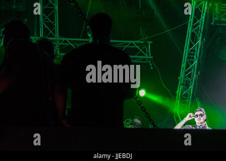 NOVI SAD, SERBIE - Juillet 7, 2017 : DJ Robin Schulz sur scène au cours de l'édition 2017 du festival Exit Photo de Robin Schulz sur scène pour hi Banque D'Images