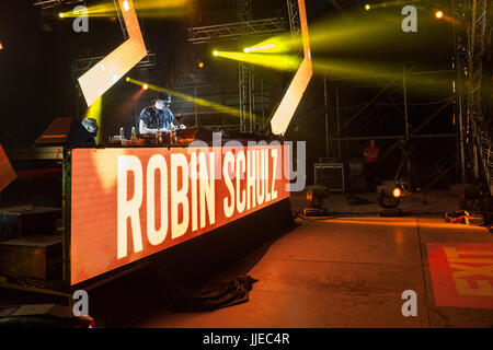 NOVI SAD, SERBIE - Juillet 7, 2017 : DJ Robin Schulz sur scène au cours de l'édition 2017 du festival Exit Photo de Robin Schulz sur scène pour hi Banque D'Images