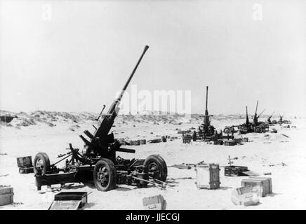 L'image de propagande nazie montre la Wehrmacht allemande montre des canons britanniques anti-avions (flak) en français Dunkerque après que les Britanniques se sont retirés et les troupes allemandes Wehrmacht ont occupé la ville. Pris en juin 1940. Un journaliste d'état nazi a écrit au contraire de la photo sur 08.06.1940 'sur la plage de Dunkerque. A vite abandonné les positions de Flak anglais.' Fotoarchiv für Zeitgeschichte - PAS DE SERVICE DE FIL - | utilisation dans le monde entier Banque D'Images