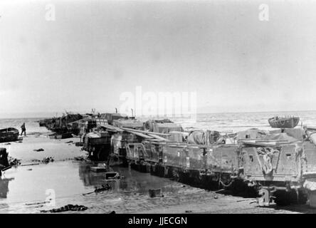 L'image de propagande nazie montre un pont d'atterrissage de véhicules blindés britanniques sur la rive à Dunkerque français après que les Britanniques se soient retirés et que les troupes allemandes Wehrmacht aient occupé la ville en 1940. Fotoarchiv für Zeitgeschichtee - PAS DE SERVICE DE FIL - | utilisation dans le monde entier Banque D'Images