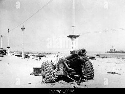 L'image de propagande nazie montre les troupes allemandes de Wehrmacht parmi les armes britanniques détruites dans Dunkerque français après que les Britanniques se soient retirés et que les troupes allemandes de Wehrmacht aient occupé la ville. Publié en juin 1940. Un journaliste d'état nazi a écrit au contraire de la photo sur 15.06.1940 'sur la plage de Dunkerque. Des appareils de guerre de toutes sortes couvrent la plage de Dunkerque. Fotoarchiv für Zeitgeschichte - PAS DE SERVICE DE FIL - | utilisation dans le monde entier Banque D'Images