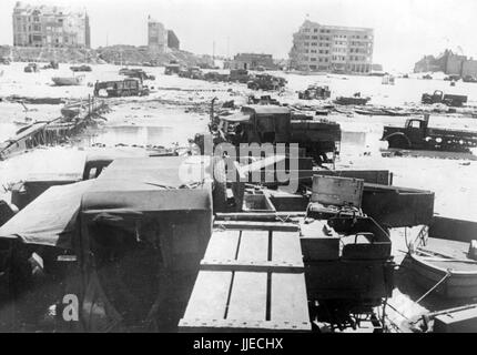 L'image de propagande nazie montre un avion militaire britannique détruit et des bâtiments sur la rive de la ville belge de panne près de la ville française de Dunkerque après l'évacuation britannique et l'occupation allemande. Publié en juin 1940. Un journaliste d'état nazi a écrit au contraire de l'image sur 08.06.1940, "dans le chaos de Dunkerque. À la panne près de Dunkerque, les Anglais ont conduit leurs fourgonnettes dans la mer pour construire un pont artificiel. Au cours de leurs tentatives désespérées, ils ont été surpris par nos pilotes. Fotoarchiv für Zeitgeschichte - PAS DE SERVICE DE FIL - | utilisation dans le monde entier Banque D'Images