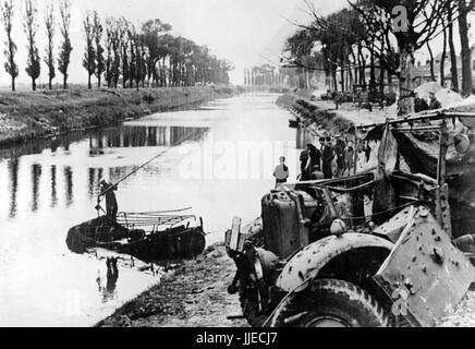 L'image de propagande nazie montre des véhicules militaires alliés détruits après que les Britanniques ont retiré de la ville française de Dunkerque et l'occupation de la ville par la Wehrmacht allemande. Publié en juillet 1940. Un journaliste d'état nazi a écrit au contraire de la photo de 31.07.1940, "c'était la retraite "glorieuse" des Brits en Flandre. Les voies d'évacuation utilisées par les forces expéditionnaires britanniques sont encore couvertes de matériel de guerre, malgré les efforts dynamiques des travailleurs de déminage. Les butin étaient nombreux et on ne pouvait pas les manquer. » Fotoarchiv für Zeitgeschichte - PAS DE SERVICE DE VIREMENT - | usage Banque D'Images