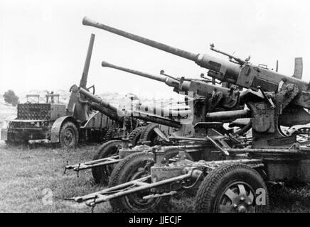 L'image de propagande nazie montre des armes britanniques en français Dunkerque après que les Britanniques se soient retirés et que les troupes allemandes Wehrmacht aient occupé la ville. Publié en juillet 1940. Un journaliste d'état nazi a écrit au contraire de la photo de 31.07.1940, "la retraite glorieuse". Le matériel de guerre laissé par les forces expéditionnaires anglaises est assemblé prêt à être transporté. » Fotoarchiv für Zeitgeschichte - PAS DE SERVICE DE FIL - | utilisation dans le monde entier Banque D'Images