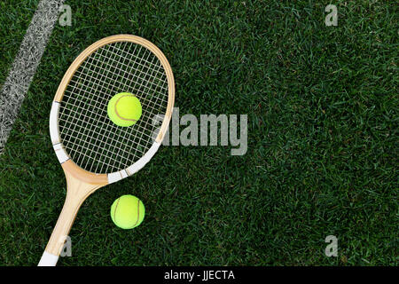 Retro raquette de tennis sur gazon naturel avec boules. top view with copy space Banque D'Images