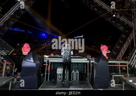 NOVI SAD, SERBIE - Juillet 7, 2017 : DJ Robin Schulz sur scène au cours de l'édition 2017 du festival Exit Photo de Robin Schulz sur scène pour hi Banque D'Images