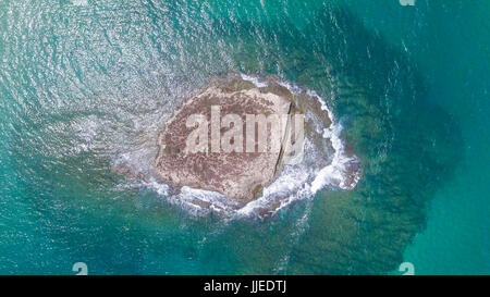 Vue aérienne de haut en bas une petite île Banque D'Images