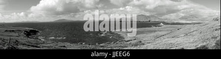 Un panorama du paysage y compris le Valentia phare et la côte sur l'île de Valentia Atalantic, comté de Kerry, Irlande Banque D'Images