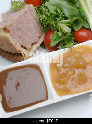 Plowmans Lunch, Close up, montrant des pork pie pickle et une riche sauce aux fruits Banque D'Images