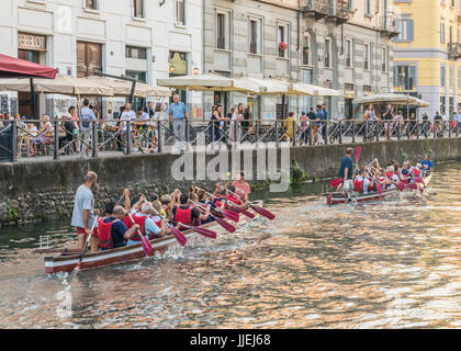 Milan, Italie - 18 juillet 2017 : les touristes canoë le long du Naviglio Grande à Milan, Italie. C'est un quartier bohème populaire dans la ville Banque D'Images